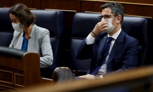 11/11/2021.- El ministro de la Presidencia, Relaciones con las Cortes y Memoria Democrática, Félix Bolaños (d) junto con la ministra de Industria, Turismo y Comercio, Reyes Maroto (i) en el Congreso de los Diputados en Madrid, este jueves, para asistir al