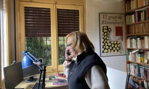 Marta Pessarrodona, al seu despatx on es va fer l'entrevista, parlant per telèfon.