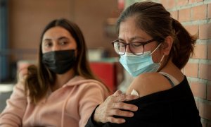 Una mujer tras vacunarse este lunes con la tercera dosis contra el covid en el Palacio de los Deportes de Murcia.