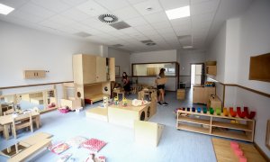 Las profesoras preparan una de las aulas de la Escuela Infantil Parque de los Ingenieros, a 1 de septiembre de 2021, en Madrid (España).