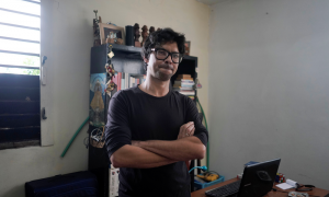 El actor, dramaturgo y líder del grupo de Facebook Archipiélago Yunior García, de 39 años, hace una pausa durante una entrevista en su casa en La Habana, Cuba, el 4 de noviembre de 2021.