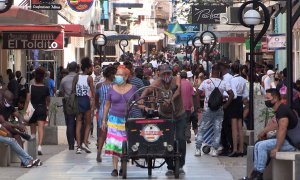 Grupos de ciudadanos cubanos caminan este 16 de noviembre, en La Habana (Cuba).