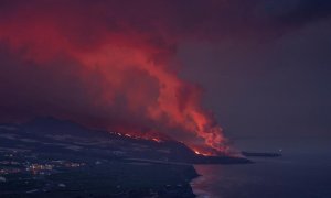 16/11/2021 Llegada de las coladas del volcán de Cumbre Vieja al litoral de Tazacorte formando el delta lávico