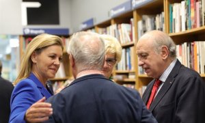 La exministra de Defensa María Dolores de Cospedal (1i), junto al exministro de Interior y miembro del PP, Jorge Fernández Díaz (1d), tras la presentación del libro de Fernández Díaz "Cada día tiene su afán" en la Librería Neblí, Calle Serrano 80, en Madr