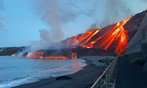 18/11/21. La lava del volcán de La Palma llegando al océano por la playa de Los Guirres.