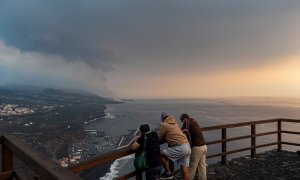 16/11/2021 Unos turistas contemplan el Valle de Aridane desde un mirador en Tazacorte