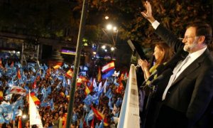 El expresidente del Gobierno, Mariano Rajoy, saluda a los simpatizantes del PP desde el balcón de Génova tras lograr la victoria electoral el 20 de noviembre de 2011.