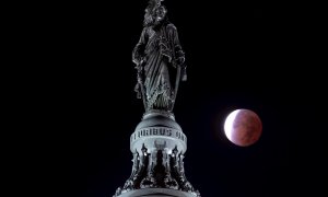19/11/2021 El eclipse parcial de Luna visto desde la estatua de la Libertad, una escultura de bronce situada en el Capitolio, en Washington