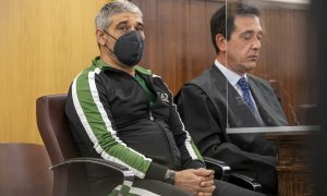 Bernardo Montoya, acusado de la agresión sexual y asesinato de Laura Luelmo, en la sala de la Audiencia de Huelva, a 15 de noviembre 2021.