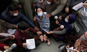 Una viuda clama, mientras es consolada, para que le devuelvan el cuerpo de su marido, fallecido en un tiroteo entre militantes de la región de Cachemira y las fuerzas de seguridad de India este 17 de noviembre de 2021.