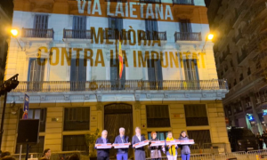 Víctimes de la repressió policial davant la comissaria de Via Laietana