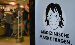 Un cartel informa a los visitantes sobre las máscaras obligatorias en un supermercado en Munich.