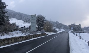 Foto de archivo. Una de las carreteras del Puerto de Cotos nevada, en la sierra de Guadarrama (Madrid).