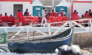 Foto de archivo. Varios migrantes descansan a su llegada al puerto de Gran Tarajal (Fuerteventura).