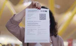 Una mujer muestra el "certificado covid digital" de la Unión Europea, durante el día en el que se pone en marcha para garantizar la movilidad segura ante el covid, a 1 de julio de 2021, en Madrid.