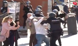 La Policía dispara con bombas de goma y gases lacrimógenos a los manifestantes en Cádiz en el octavo día de huelga