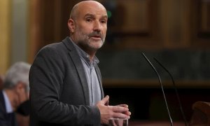 22/11/2021.- El diputado del Bloque Nacionalista Galego (BNG), Néstor Rego, interviene en la sesión plenaria del Congreso de los Diputados celebrada este lunes en Madrid. EFE/ Kiko Huesca