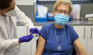 Una persona mayor se vacuna contra la gripe en el centro de Salud Baviera, a 25 de octubre de 2021, en Madrid