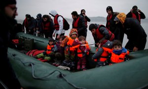 24/11/2021Un grupo de más de 40 migrantes con niños se suben a un bote inflable, al salir de la costa del norte de Francia para cruzar el Canal de la Mancha.