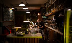 Un camarero en el interior de un bar en una calle céntrica de Barcelona, a 14 de octubre de 2021, en Barcelona, Catalunya.