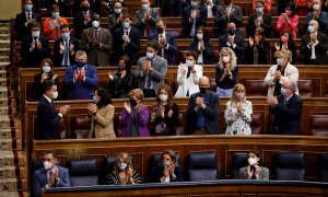 25/11/2021.- Los diputados socialistas aplauden al portavoz del PSOE, Héctor Gómez (i-c), tras su intervención en el pleno celebrado este jueves en el Congreso. El proyecto de ley de Presupuestos Generales del Estado de 2022 del Gobierno de coalición que