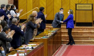 25/11/2021.- El presidente de la Junta, Juanma Moreno (2d), felicita a la consejera de Fomento, Marifrán Carazo (d), en el Pleno del Parlamento de Andalucía en Sevilla que ha aprobado este jueves 25 de noviembre la Ley del Suelo.