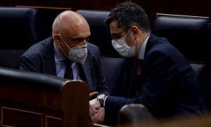 24/11/2021.- El ministro de la Presidencia, Félix Bolaños (d) conversa con el diputado del PSOE, Rafael Simancas (i) durante el pleno celebrado el Congreso este miércoles que debate diversas secciones de los Presupuestos de 2022. EFE/Chema Moya