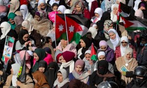 Mujeres jordanas y palestinas ondean banderas nacionales y toman las calles, para protestar contra la propuesta negociada por Estados Unidos para un arreglo del conflicto de Oriente Medio, el 31 de enero de 2020.