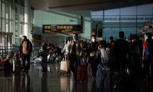 Varios pasajeros con maletas en el aeropuerto de El Prat, el 19 de noviembre de 2021, en Barcelona.