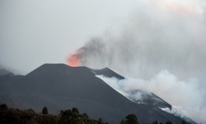 26/11/2021.- Imagen tomada este viernes 26 de noviembre de 2021 del volcán Cumbre Vieja de La Palma que un día mas sigue expulsando lava y cenizas.