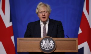 El primer ministro de Reino Unido, Boris Johnson, ofrece una rueda de prensa para anunciar nuevas restricciones por la nueva variante de la covid-19.