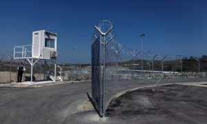 Vista de las concertinas del campamento de migrantes de tipo cerrado en la isla de Samos.