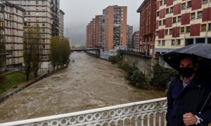 El cauce del río Nervión se ha desbordado este lunes debido a las intensas lluvias caídas en los últimos días y ha anegado algunos garajes próximos a la orilla.