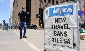 Un cartel de un periódico diario que informa sobre las prohibiciones de viaje recientemente introducidas sobre la nueva variante ómicron en Harare, Zimbabwe, el 29 de noviembre de 2021.