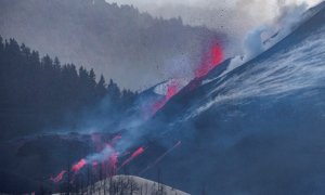 El volcán de Cumbre Vieja ha abierto este domingo nuevos focos de emisión de lava por la zona norte del cono volcánico.