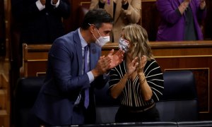 El presidente del Gobierno, Pedro Sánchez, aplaude junto a la ministra de Trabajo, Yolanda Díaz, durante el pleno celebrado este jueves en el Congreso.