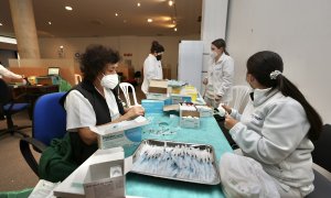 Varias sanitarias preparan dosis de la vacuna contra la covid en Pontevedra, Galicia.
