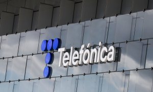 El logo de telefónica en su sede en la zona norte e Madrid. REUTERS/Sergio Perez