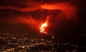 El volcán de Cumbre Vieja, en La Palma, ha aumentado a primera hora de la noche de este martes la actividad en los focos secundarios, situados al norte del cono principal.