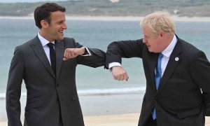 El primer ministro del Reino Unido, Boris Johnson (der.), Saluda al presidente francés, Emmanuel Macron, por la bienvenida oficial y la foto de familia de la cumbre del G7 en Cornualles a 11 de junio de 2021.
