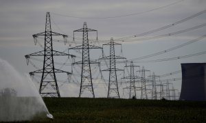 18/11/2021 Los postes de electricidad y una torre de enfriamiento de la central eléctrica de Eggborough