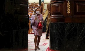 La vicepresidenta primera del Gobierno y ministra de Economía, Nadia Calviño abandona el hemiciclo tras la sesión de control en el Congreso de los Diputados. EFE/ Juan Carlos Hidalgo