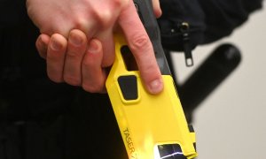 Un oficial de policía demuestra el uso de un dispositivo de electropulso a distancia TASER 7 después de una conferencia de prensa en Dortmund, Alemania occidental, el 15 de enero de 2021.