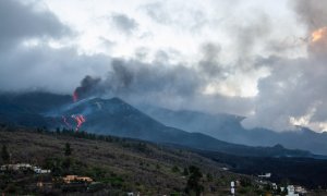 El volcán de Cumbre Vieja, en La Palma, desde el mirador de Tajuya a primera hora de este jueves.