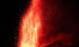 La nueva boca del volcán de Cumbre Vieja en la isla de La Palma ha iniciado este miércoles una nueva fase de explosividad.