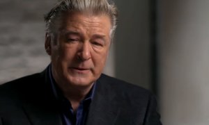 Alec Baldwin durante un momento de la entrevista con ABC News.