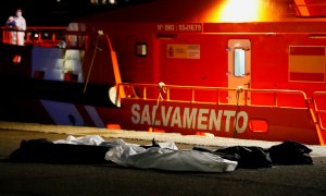 Los cuerpos de siete personas migrantes que fallecieron en una patera rumbo a Canarias, en el muelle de Arguineguín, Gran Canaria, el pasado 14 de noviembre.