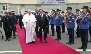 El papa pone rumbo a Grecia tras una visita a Chipre marcada por la situación de los refugiados