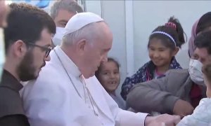El papa denuncia la indolencia de Europa junto a los refugiados de Lesbos