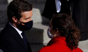 El líder del PP, Pablo Casado y la presidenta de la Comunidad de Madrid, Isabel Díaz Ayuso conversan a su llegada al acto institucional celebrado con motivo de 43 aniversario de la Constitución, este 6 de diciembre de 2021.